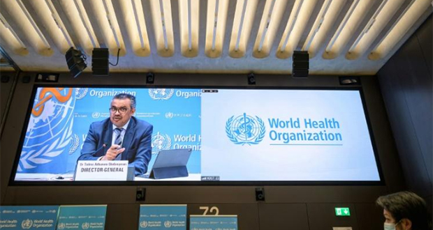 Le directeur général de l'OMS, Tedros Adhanom Ghebreyesus, sur un écran géant lors d'une conférence de presse à Genève en décembre 2021.