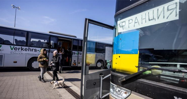 Un drapeau ukrainien et un panneau «France» sur un bus pour les réfugiés d'Ukraine, à Przemysl, dans le sud-est de la Pologne, le 20 mars 2022.