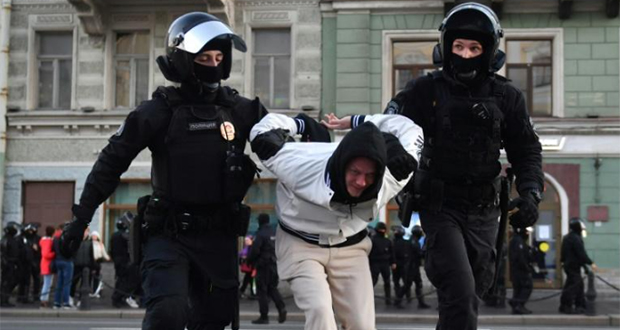 Deux policiers arrêtent un homme lors de manifestations nationales pour protester contre la mobilisation en Ukraine, le 24 septembre 2022 à Saint-Peterbourg.