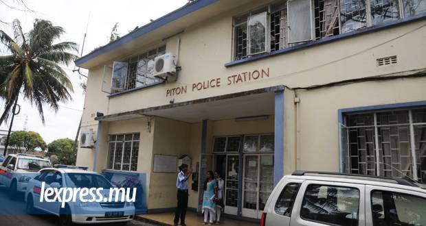 Un électricien porte plainte contre des policiers de Piton