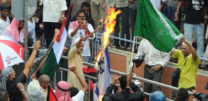Marche pour dénoncer la situation à Gaza avec drapeaux d’Israël brûlés, cris de colère… en présence de certains politiques