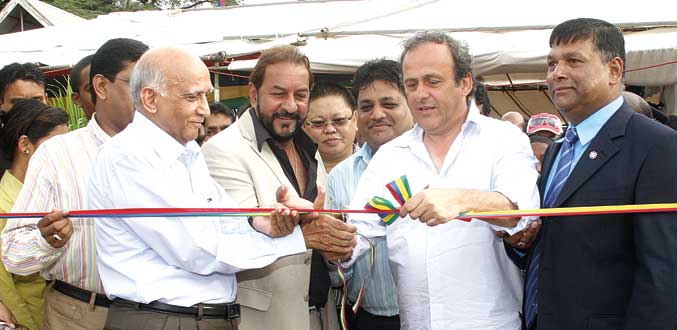 Michel Platini procède à la réouverture du stade St François Xavier à Port-Louis