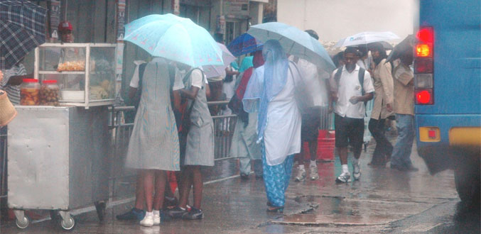 Pluies diluviennes: journée catastrophique pour les marchands de rues