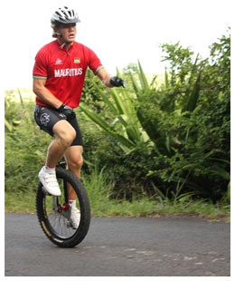 Christo Coetzer fait l’ascension de Chamarel en monocycle