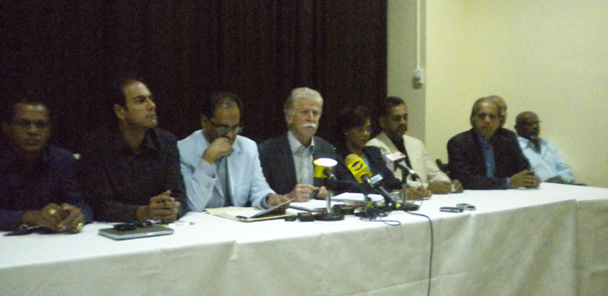 Paul Bérenger dénonce le projet de construction d’une cimenterie au cœur de Port-Louis