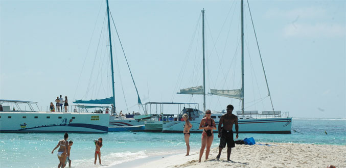 Un noyé à l’île Plate : le manque de sécurité sur les catamarans décrié