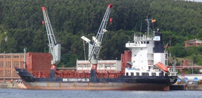Victime des pirates somaliens, le cargo MG Lugela au mouillage en rade de Port-Louis