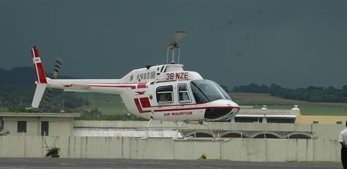 Plaisance : Un conteneur se détache et termine sa course contre un hélicoptère d’Air Mauritius