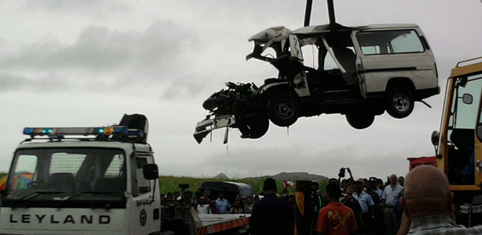 Onze morts dans un accident de la route : l’émotion   toujours vive dans le pays
