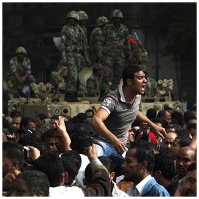 Moubarak s''accroche au pouvoir en Egypte, théâtre de pillages