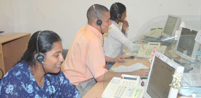 Centre d’appels : Ces voix contraintes à s’ajuster aux clients jusqu’à des heures indues
