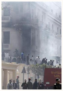 Egypte : Des policiers limogés brûlent des voitures au Caire