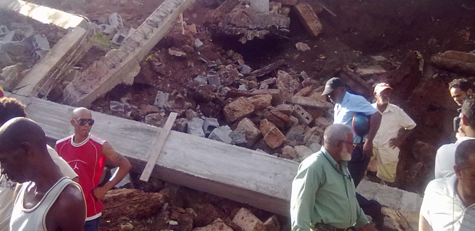 Roche-Bois : La chute d’un pan d’un bâtiment en construction détruit trois maisonnettes