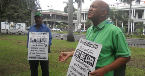 Emission  carbone : Sit-in des Verts Fraternels à Port-Louis contre les «gros planteurs»