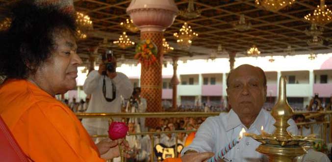 Sathya Sai Baba vénéré par des plusiers milliers de devots est décédé à l’âge de 85 ans
