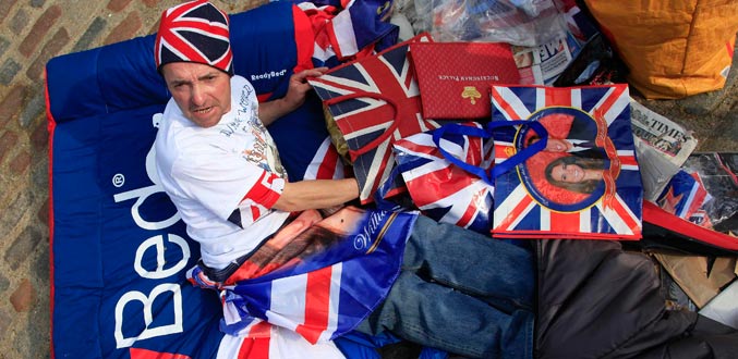 Un fan de la couronne britannique campe déjà devant Westminster