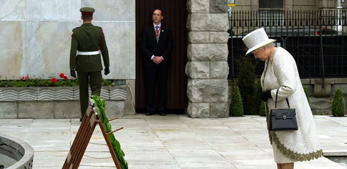Elisabeth II rend hommage aux nationalistes en Irlande