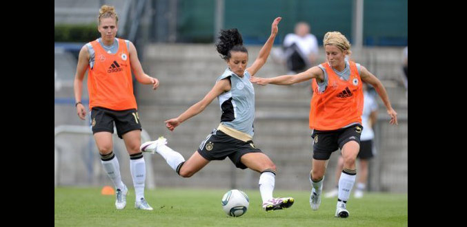 Mondial féminin 2011: l''Allemagne et le Canada commencent devant 70000 spectateurs