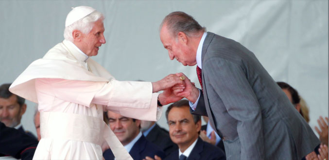 Le pape arrive à Madrid sous les acclamations des pèlerins