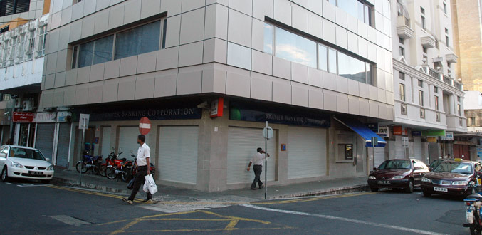 Fraude alléguée : La Bramer Bank obtient une injonction Mareva à l’encontre de 33 suspects