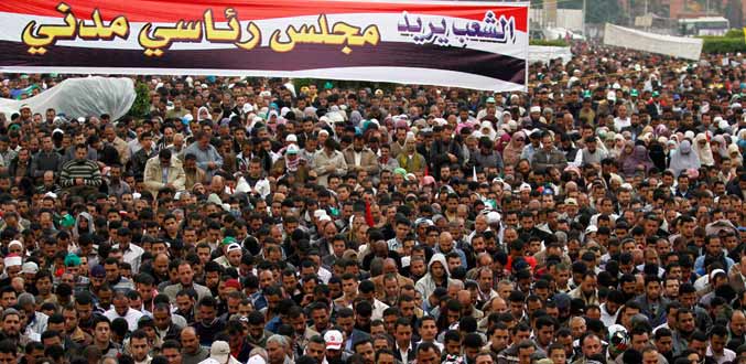 Plus de 50.000 Egyptiens manifestent contre l''armée place Tahrir