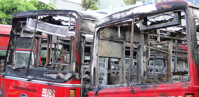 Cité Vallijee : deux autobus ravagés par les flammes au garage de la United Bus Service