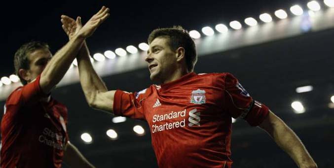 Angleterre: Liverpool bat Everton grâce à un triplé de Gerrard