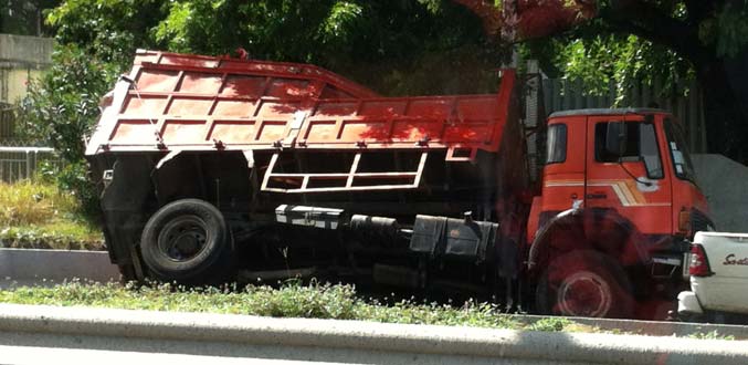 A Pailles : un accident impliquant un camion ralentit la circulation sur l’autoroute