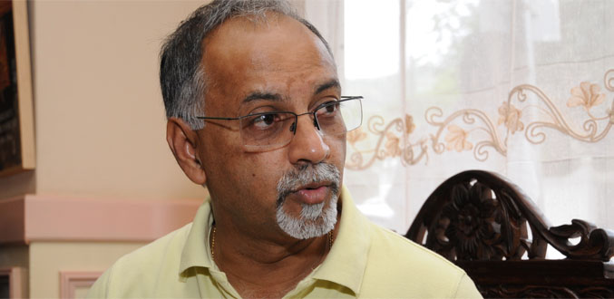 L’ex-MSM Sunil Dowarkasing critique Pravind Jugnauth et fait les éloges de Ramgoolam