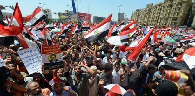 Egypte: le président élu Morsi prête symboliquement serment place Tahrir