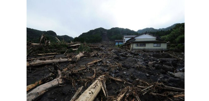 Japon: Les habitants du sud inondé guettent l''arrivée d''un typhon