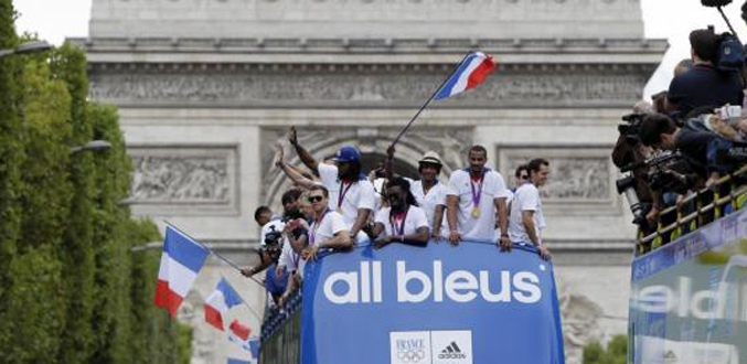 JO. Les athlètes français fêtés sur les Champs Elysées