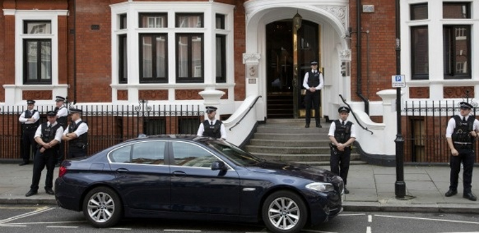 Julian Assange peut-il être arrêté par la police britannique dans une ambassade?