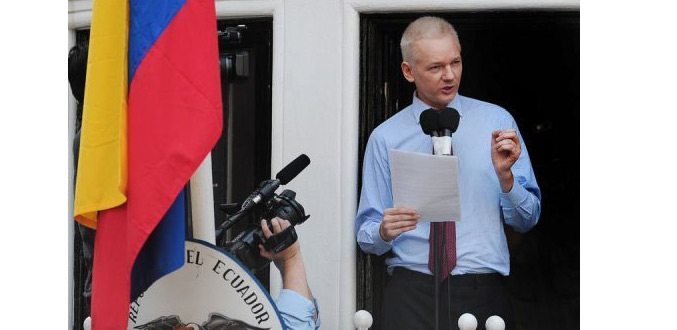 WikiLeaks: apparition d’Assange au balcon de l''ambassade d''Equateur