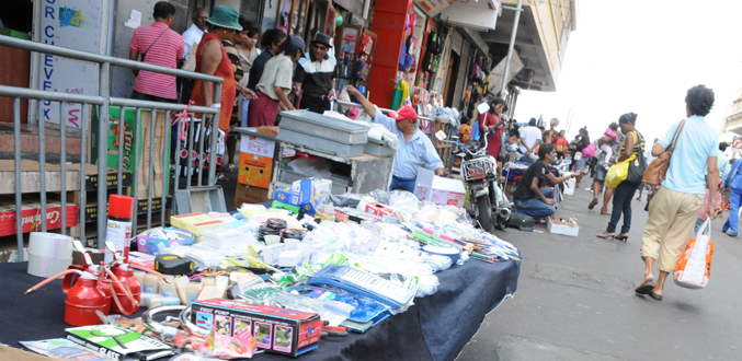 Les marchands ambulants opèrent à la rue Farquhar sans être inquiété par les autorités