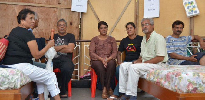 Asha Rampadaruth démarre sa grève de la faim avec le soutien de plusieurs syndicalistes