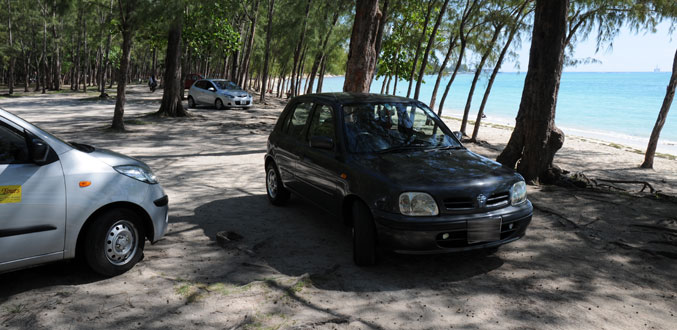 La plage de Mont Choisy fermée aux véhicules et aux vendeurs pour cause d’érosion