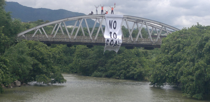 No To Coal: Azir Moris déploie une banderole géante sur l’ancien pont de Grande-Rivière