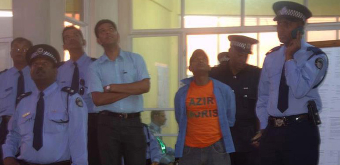 Au stade Anjalay: Alain Bertrand arrêté pour avoir tenté de déployer une banderole