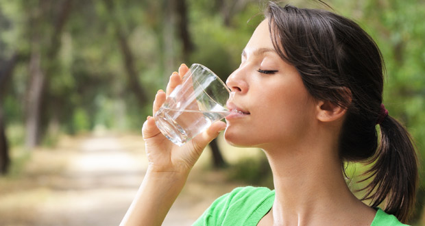 10 astuces pour boire suffisamment d’eau au quotidien 