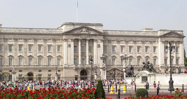 Le prince Andrew interpellé dans les jardins de Buckingham