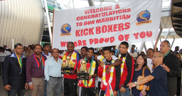 Les kick-boxers accueillis en héros