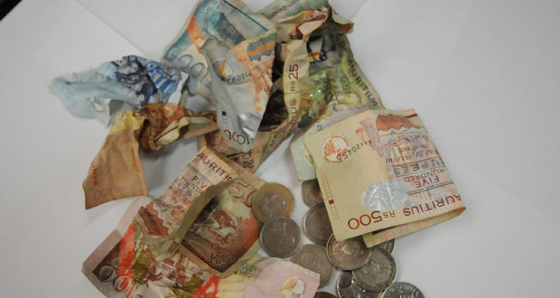Contrefaçon: 36 faux billets de Rs 200 retrouvés dans une voiture