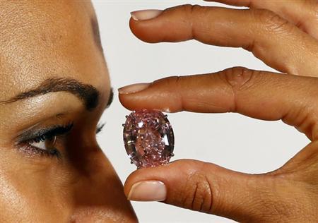 Le plus gros diamant rose vendu aux enchères à un prix record