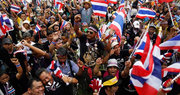L'opposition encercle les ministères en Thaïlande