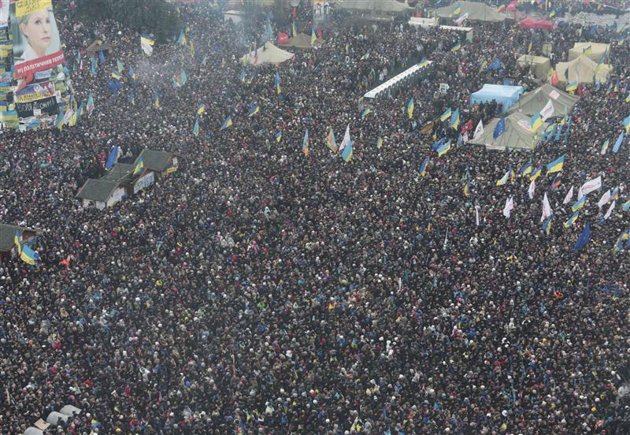 Nouvelle manifestation à Kiev, l’UE suspend les négociations