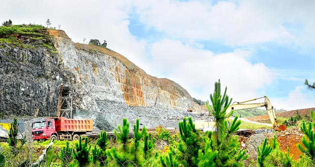 À Midlands: montagne dynamitée pour tapisser le Bagatelle Dam