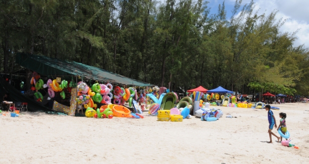 A Mon-Choisy: un marchand accapare 30 mètres de plage