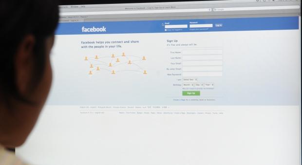 Il montre ses parties intimes à des jeunes femmes sur Facebook