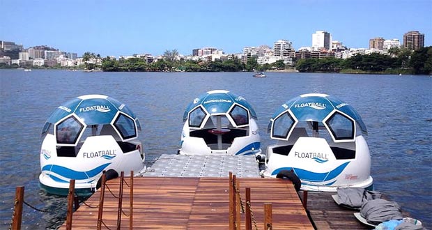 Embarcations électriques en forme de ballon de foot à Rio
